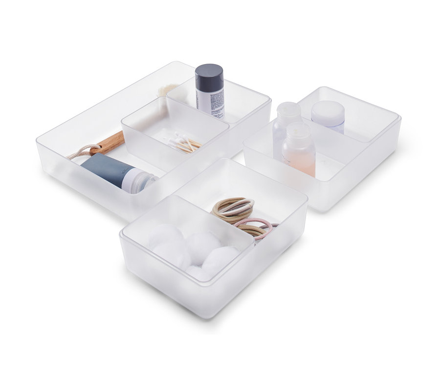 Çekmece Düzenleyici Seti içinde pamuk topları, saç bantları, pamuklu çubuklar, şişeler ve bir fırça bulunmaktadır.