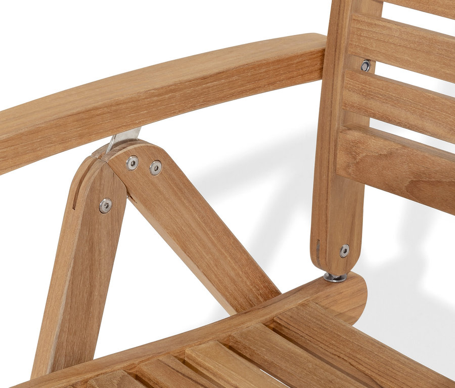 Ayarlanabilir sırtlı tik yüksek sandalyenin yakın çekim görüntüsü.