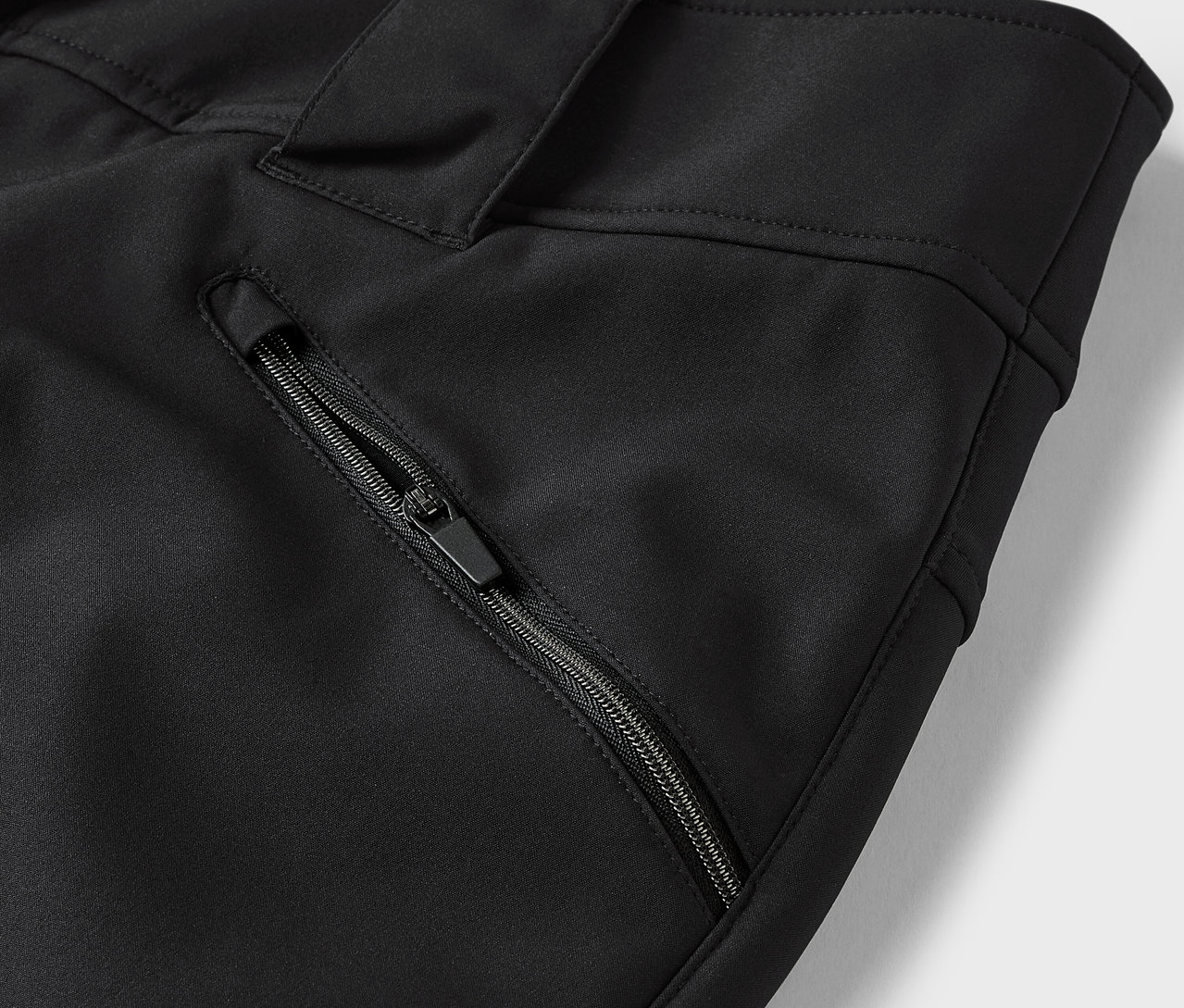 Fermuarlı cepli siyah pantolon detayı.