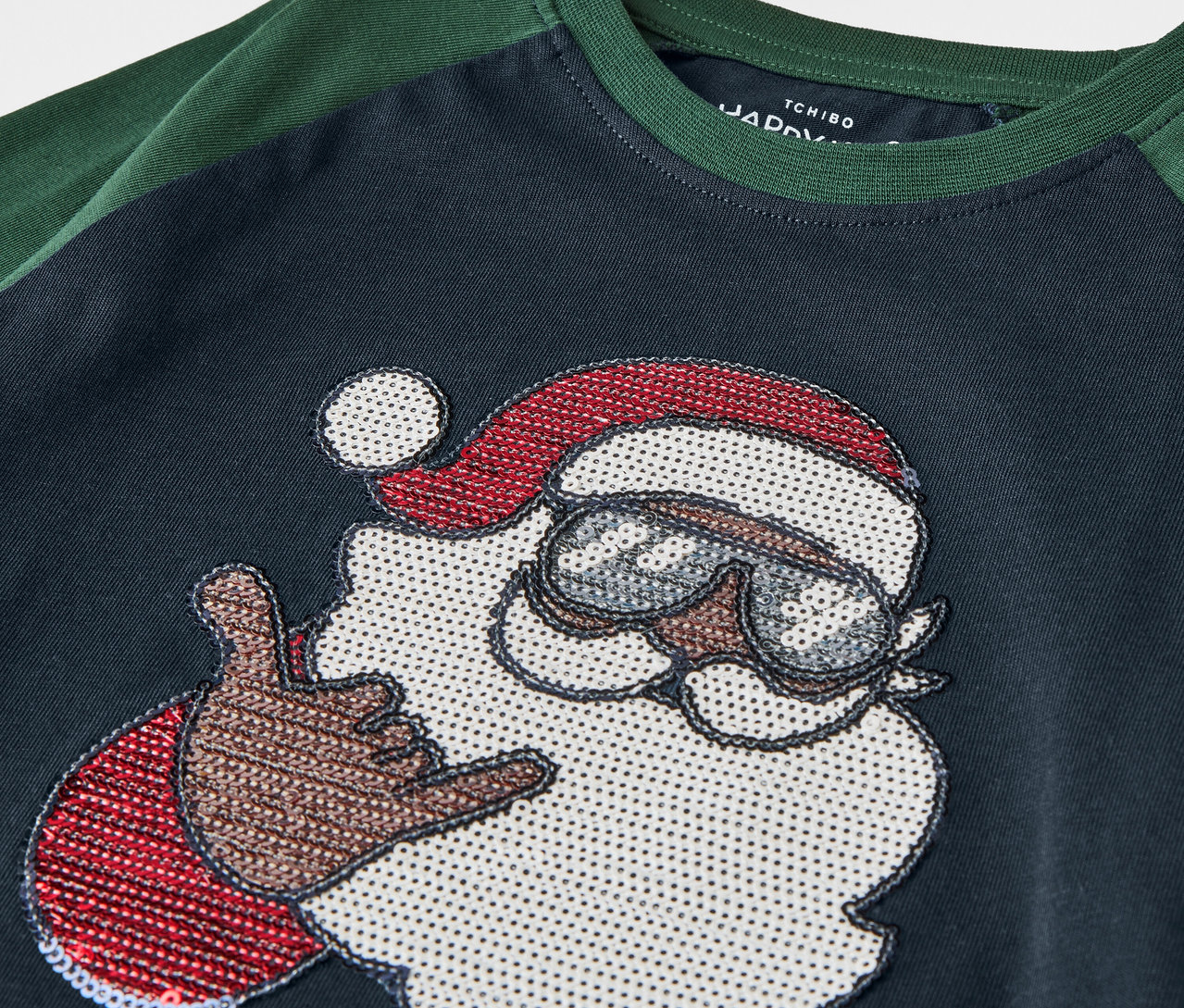 Güneş gözlüklü Noel Baba desenli tişört.