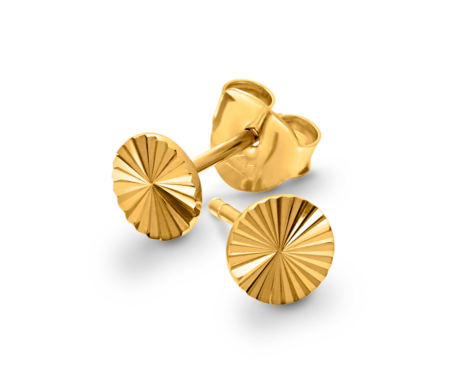 Dairesel tasarımlı ve radyal desenli iki altın küpe