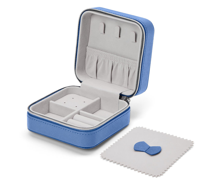 Açık mavi mücevher kutusu, gri iç astarı ve bir parlatma bezi.