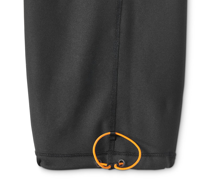 Siyah rahat spor pantolonun paçasındaki büzgü detayı.