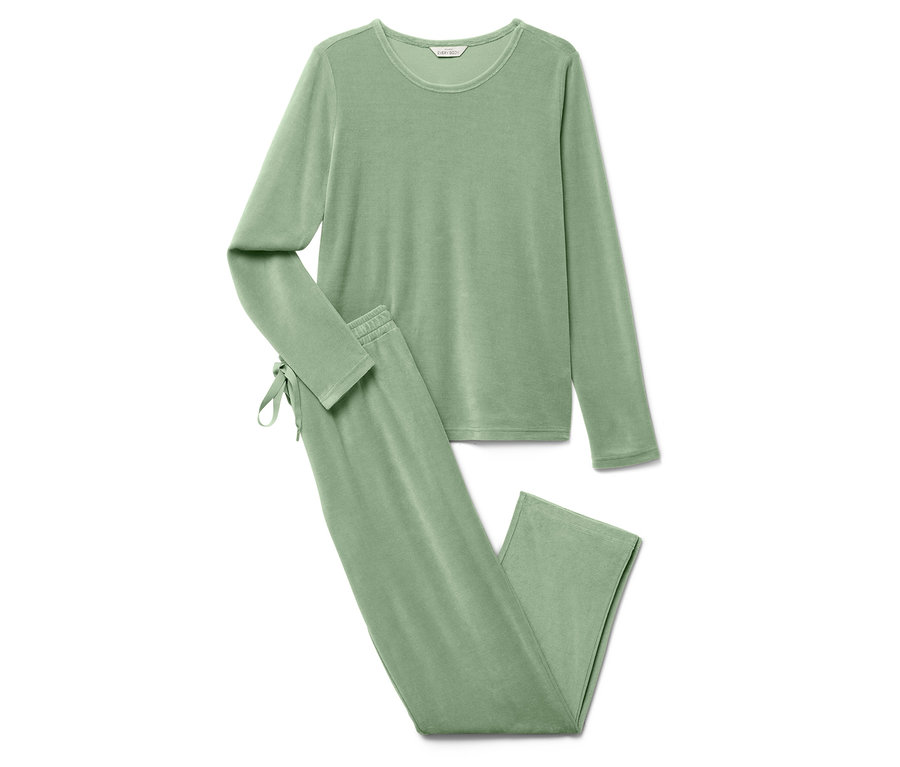 Uzun kollu ve pantolonlu yeşil bir pijama.