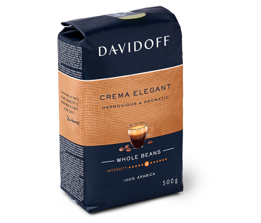 Beyaz bir arka planda bir paket Davidoff Crema Elegant kahve, bütün çekirdek, 500g.