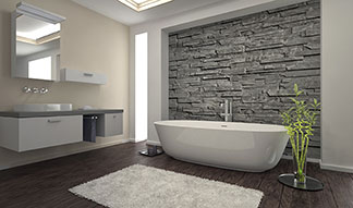 Kabarık bir halının ve ayaklı bir küvetin olduğu geniş banyo.