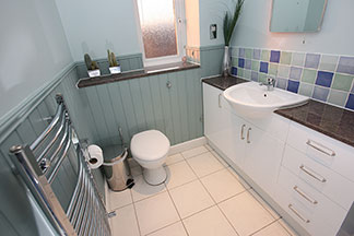 Büyük lavabo dolabı olan bir banyo = Çok saklama alanı