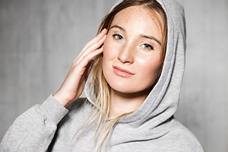 Siyah bir sweatshirt ceketi, hayattaki her durumda faydalı bir yoldaştır.