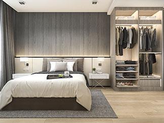 Ein Kleiderschrank steht in eineKıyafetlerinizi asarken dikkatli olunm Schlafzimmer.